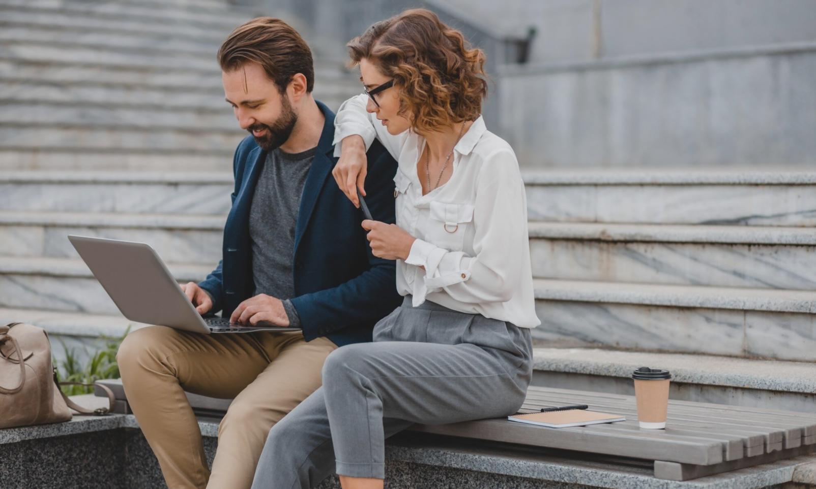 Teilnehmer bei der Analyse von Finanzkennzahlen und Geschäftszahlen