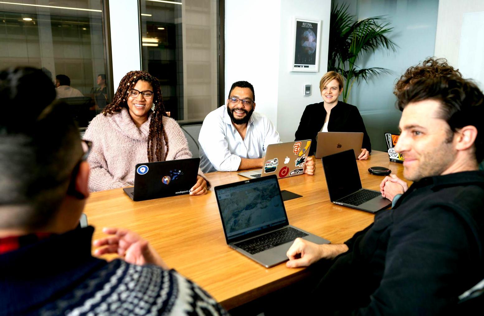 Modernes Büro mit Blick auf Finanzberichte und Laptops