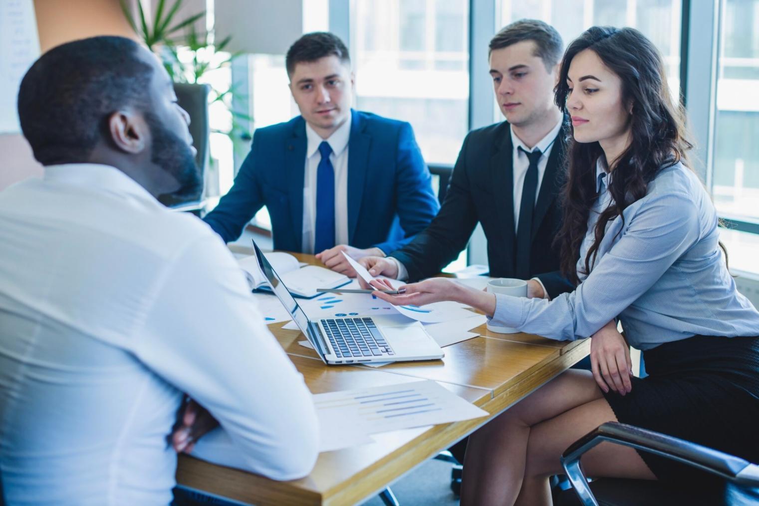 Interaktive Lernsituation mit Teilnehmern an Tischen